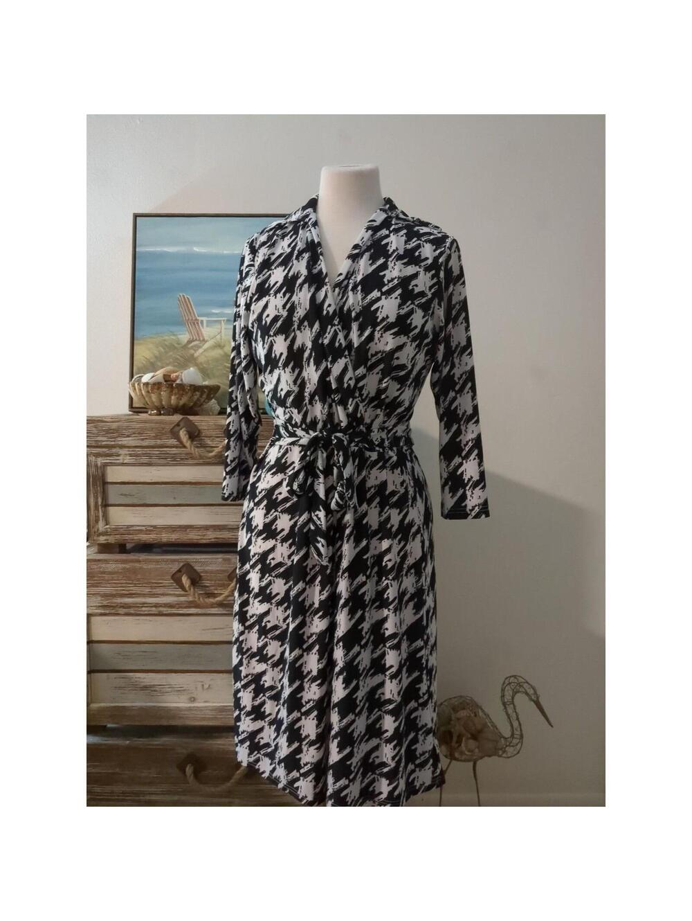 Jon & Anna wear to work black and white dress size large
